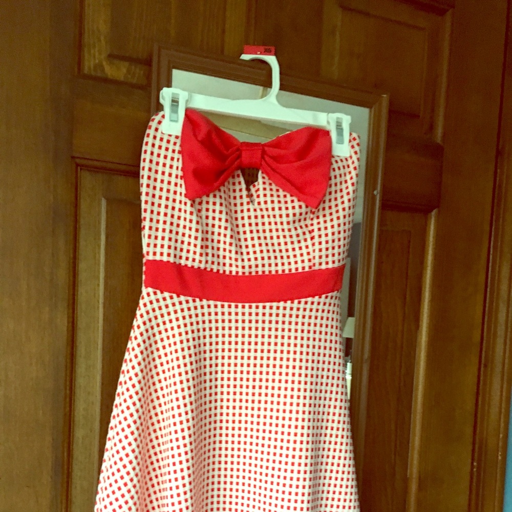 Sleeveless white and red dress